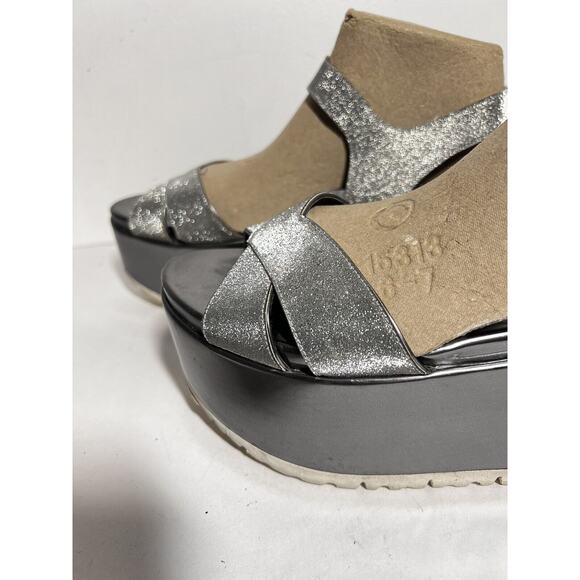 Stuart Weitzman EUC Silver Glitter Crosspath Flatform Platform Sandal Shoe 8.5 - Picture 2 of 8